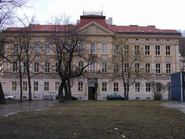 Bývalá radnice v Karlíně, zbudovaná dle návrhu A. Bauma a F. Münzbergera, 1886-1887
