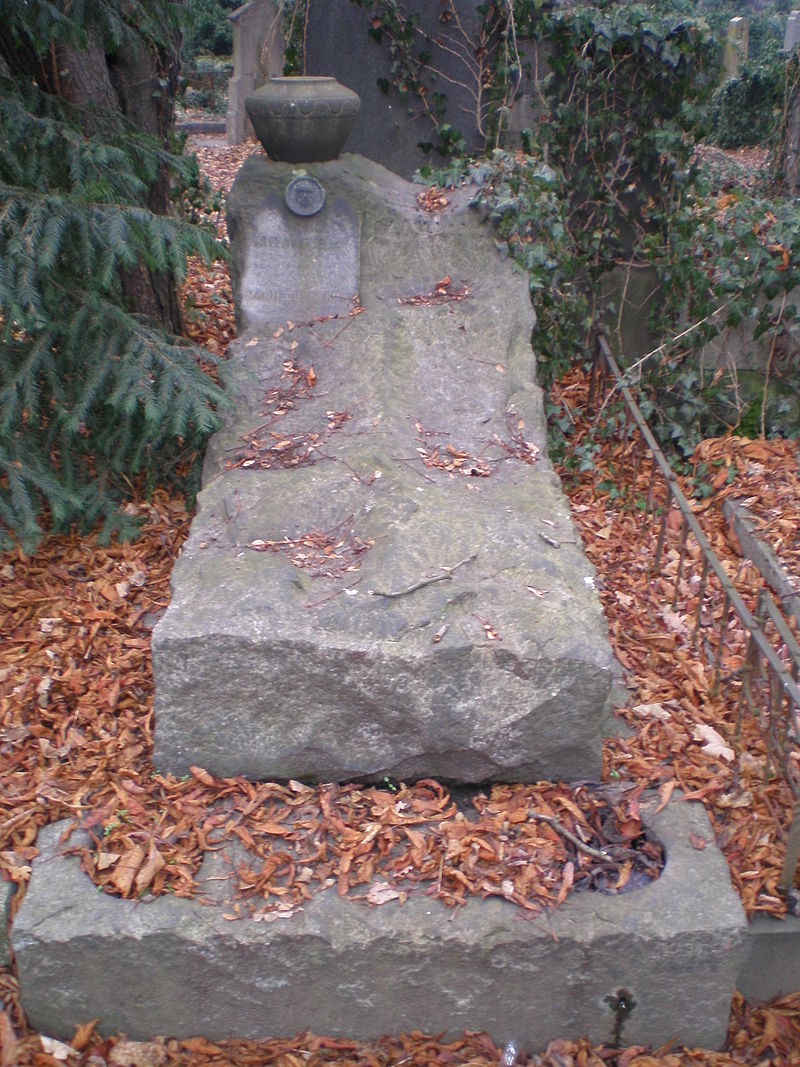 Hrob Václava Burgera na Olšanských hřbitovech v Praze