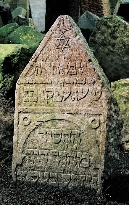 Náhrobek Davida Ganse na Starém židovském hřbitově v Praze