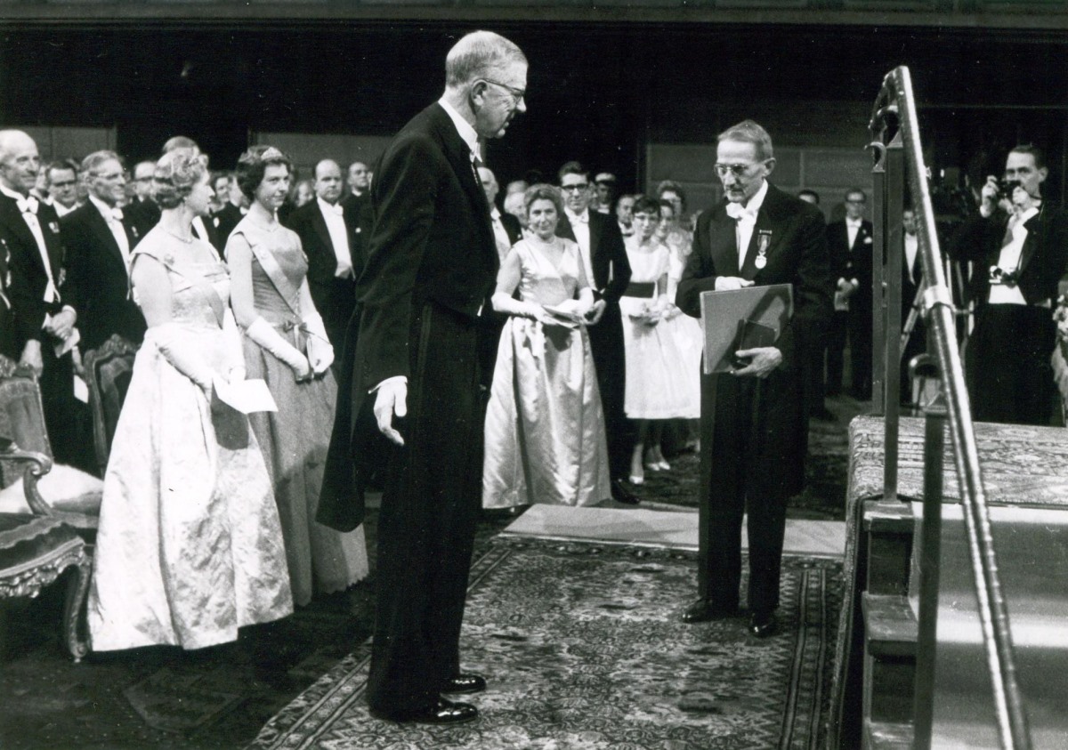 Jaroslav Heyrovský přebírá Nobelovu cenu (1959)