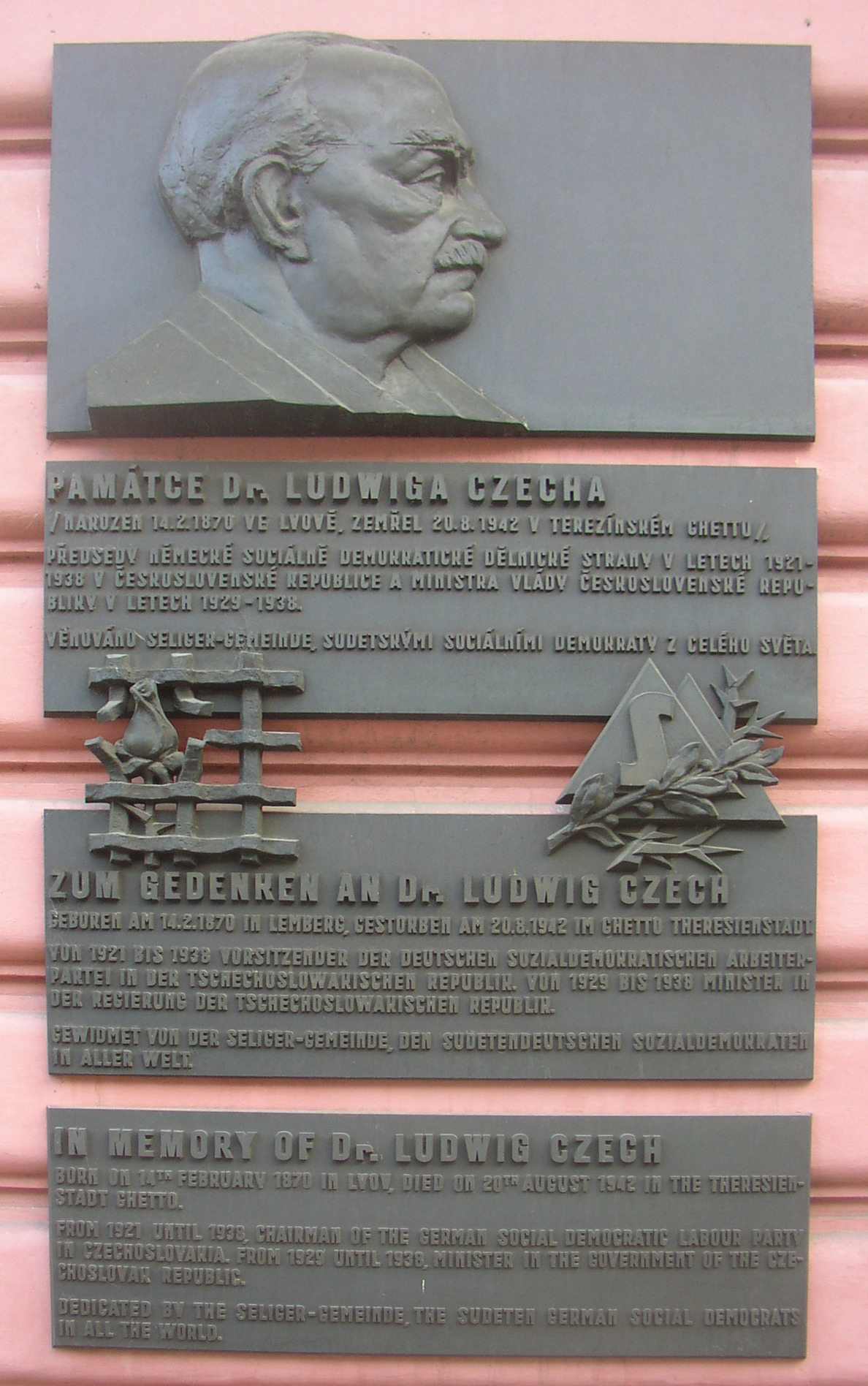 Pamětní deska L. Czecha na jednom z domů v Terezíně