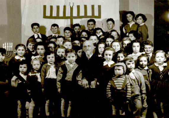 Rabín Richard David Feder s dětmi během chanuky, 1957