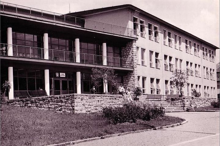 Škola v Luhačovicích, vystavěna 1958-1960
