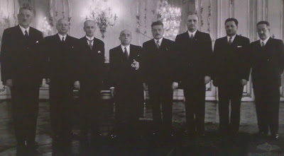 Protektorátní vláda, zleva Richard Bienert, Emanuel Moravec, Jindřich Kamenický, Emil Hácha, Jaroslav Krejčí, Walter Bertsch, Adolf Hrubý a Josef Kalfus.