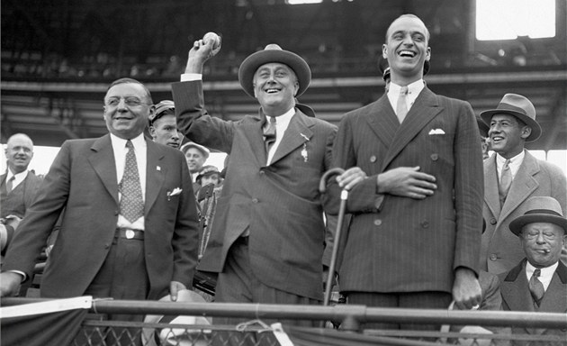 A. Čermák (vlevo) vedle svého přítele F. D. Roosevelta (uprostřed)