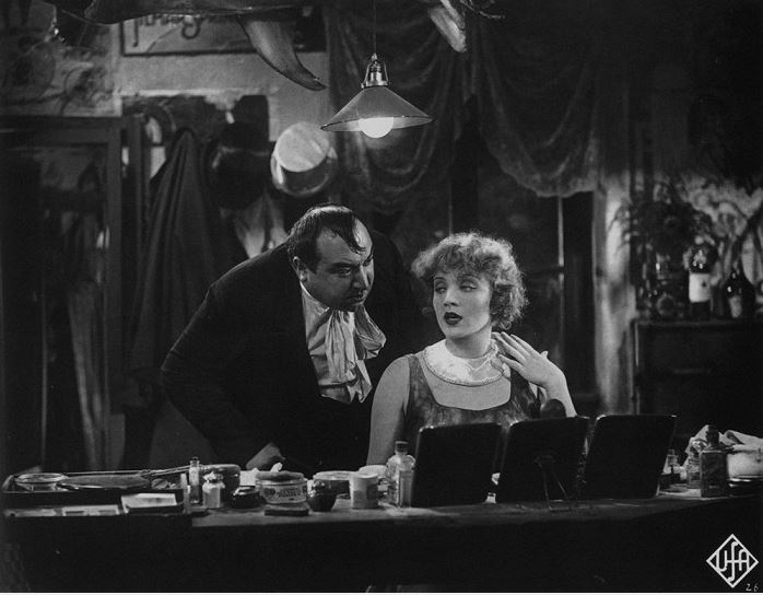 Kurt Gerron a Marlene Dietrichová ve filmu Modrý anděl, 1930