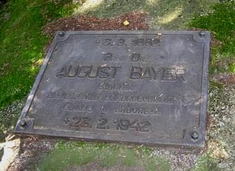 Pamětní deska zakladatele arboreta Augusta Bayera ve Křtinách