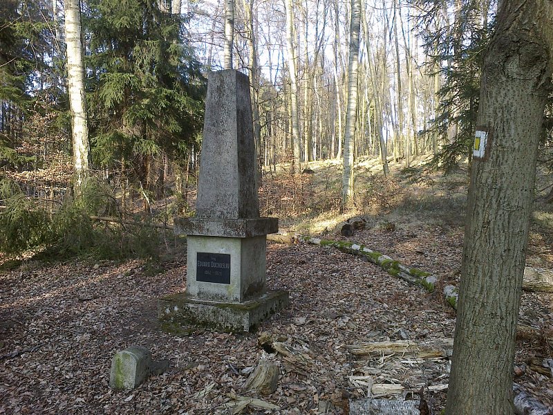 Památník Eduarda Duchoslava v Lesnickém Slavíně nedaleko Blanska