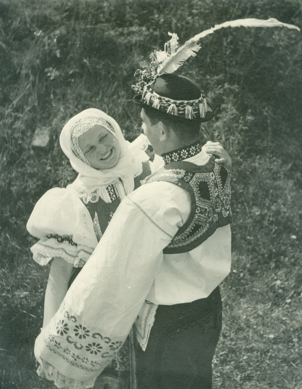 Vrtěná. Maryna Hradilová-Úlehlová s tanečníkem v krojích ze severního Kyjovska