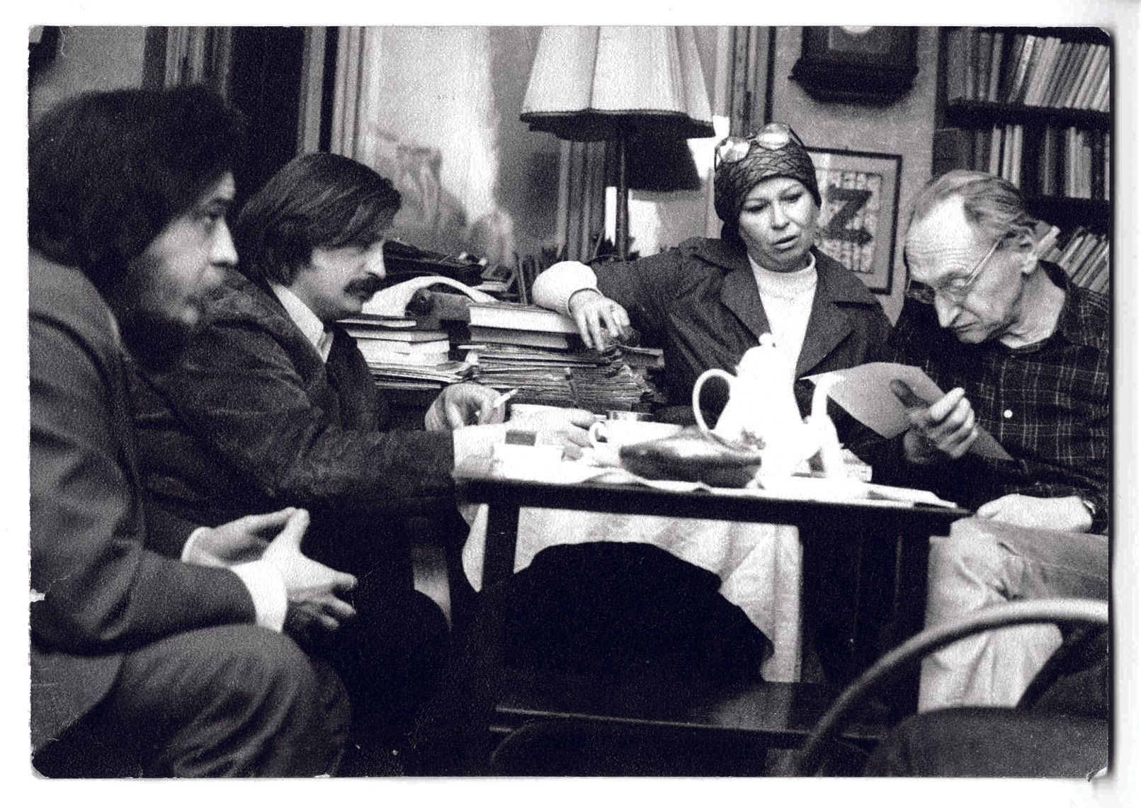 Schůzka mluvčích Charty 77 - Václav Benda, Jiří Dientsbier, Zdena Tominová a Jiří Hájek, 1979