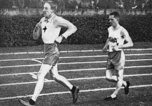 Závod na 10 kilometrů 24. října 1946, v popředí Švéd Verner Hardmo, Václav Balšán na fotografii druhý, v závodě nakonec zvítězil.