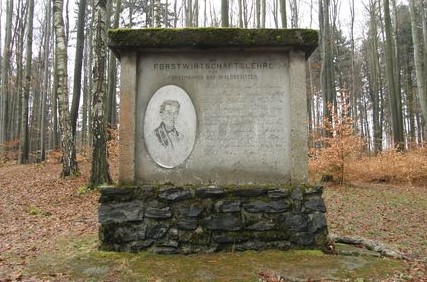 Památník Leopolda Grabnera v adamovských lesích