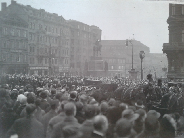 Pohřební průvod za rakví Cyrila Duška u Národního muzea, 8. března 1924