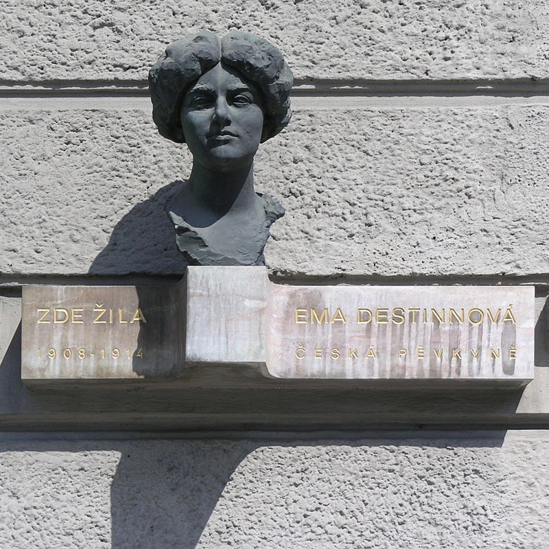 Busta a pamětní deska E. Destinnové na Kaiserštejnském paláci v Praze