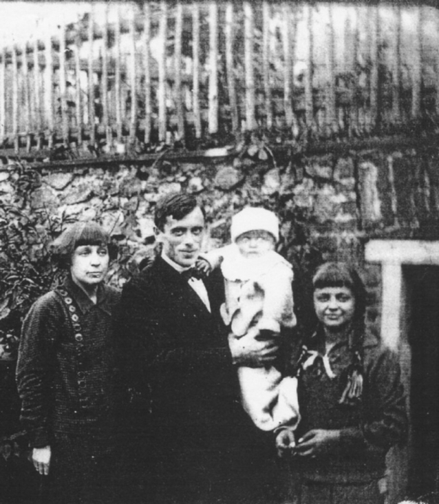 Marina Ivanovna Cvětajeva s manželem a synem ve Všenorech, 1925