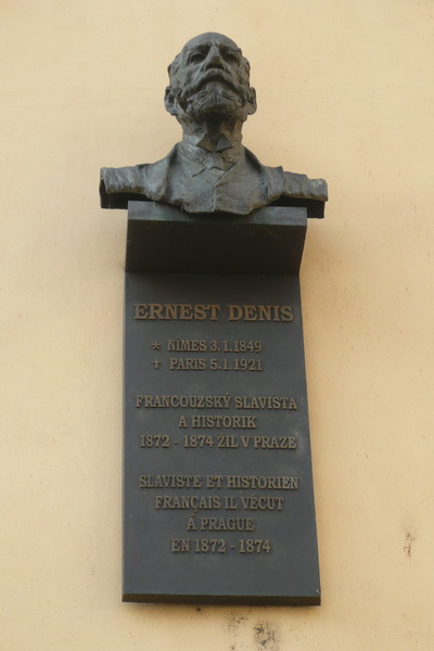 Busta Ernsta Denise s pamětní deskou na Malostranském náměstí v Praze