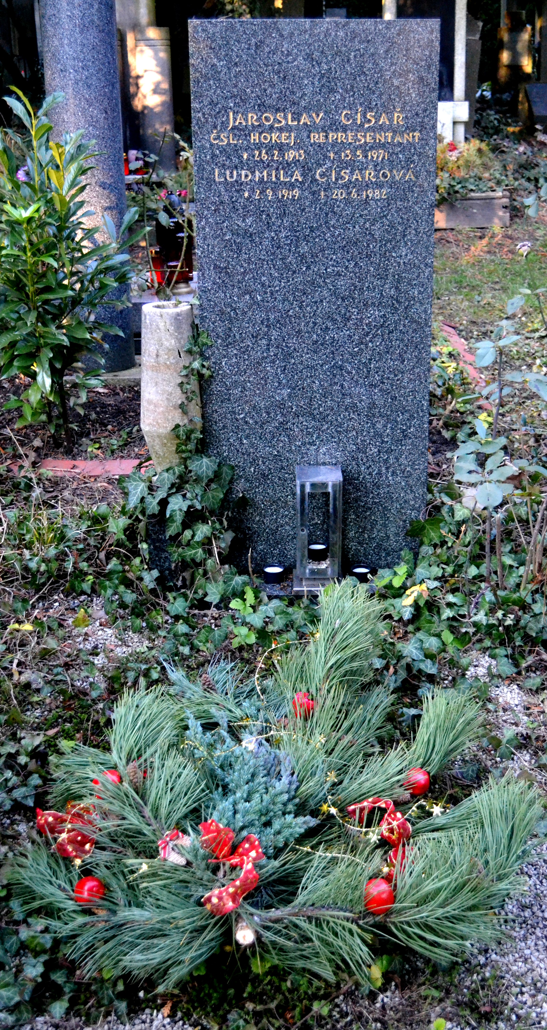 Hrob Jaroslava Císaře na Vinohradském hřbitově v Praze