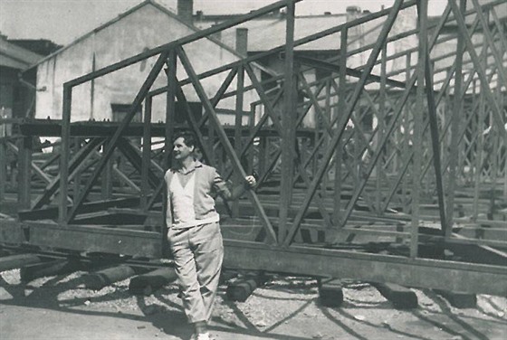 Joan Brehms při stavbě otáčivého hlediště, 1959