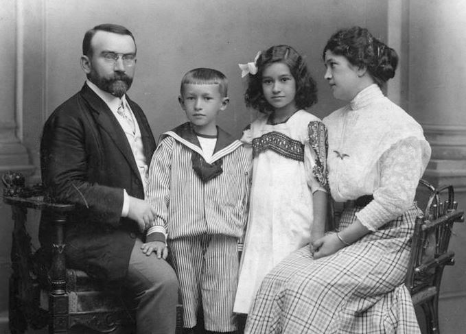 František Drtina s manželkou Olgou a dětmi, 1908