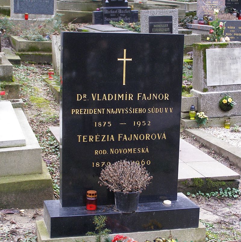 Hrob Vladimíra Fajnora a jeho manželky na hřbitově Slavičie údolie v Bratislavě