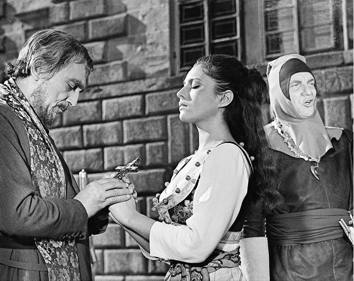 Jozef Budský, Emília Vašáryová a Vlado Müller ve filmu Majster kat (1966)