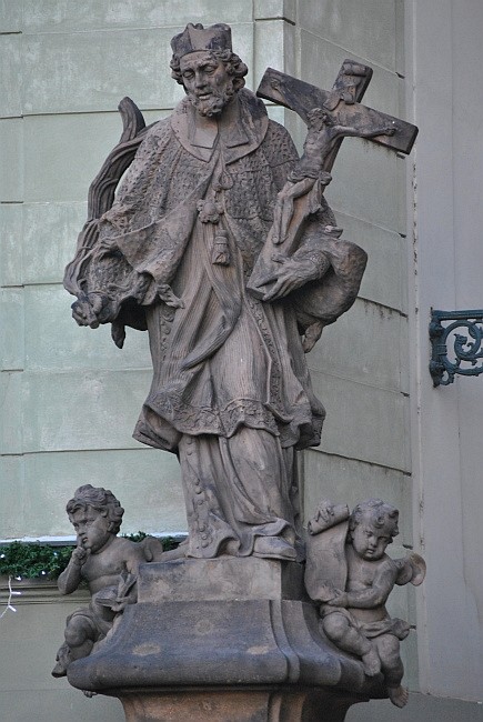 Socha sv. Jana Nepomuckého na úpatí Radničních schodů v Praze