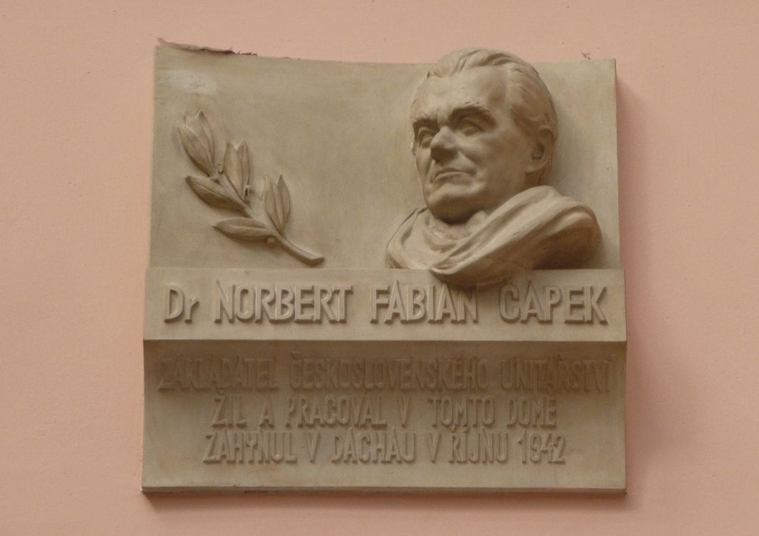 Pamětní deska v Karlově ulici v Praze, kde žil N. F. Čapek