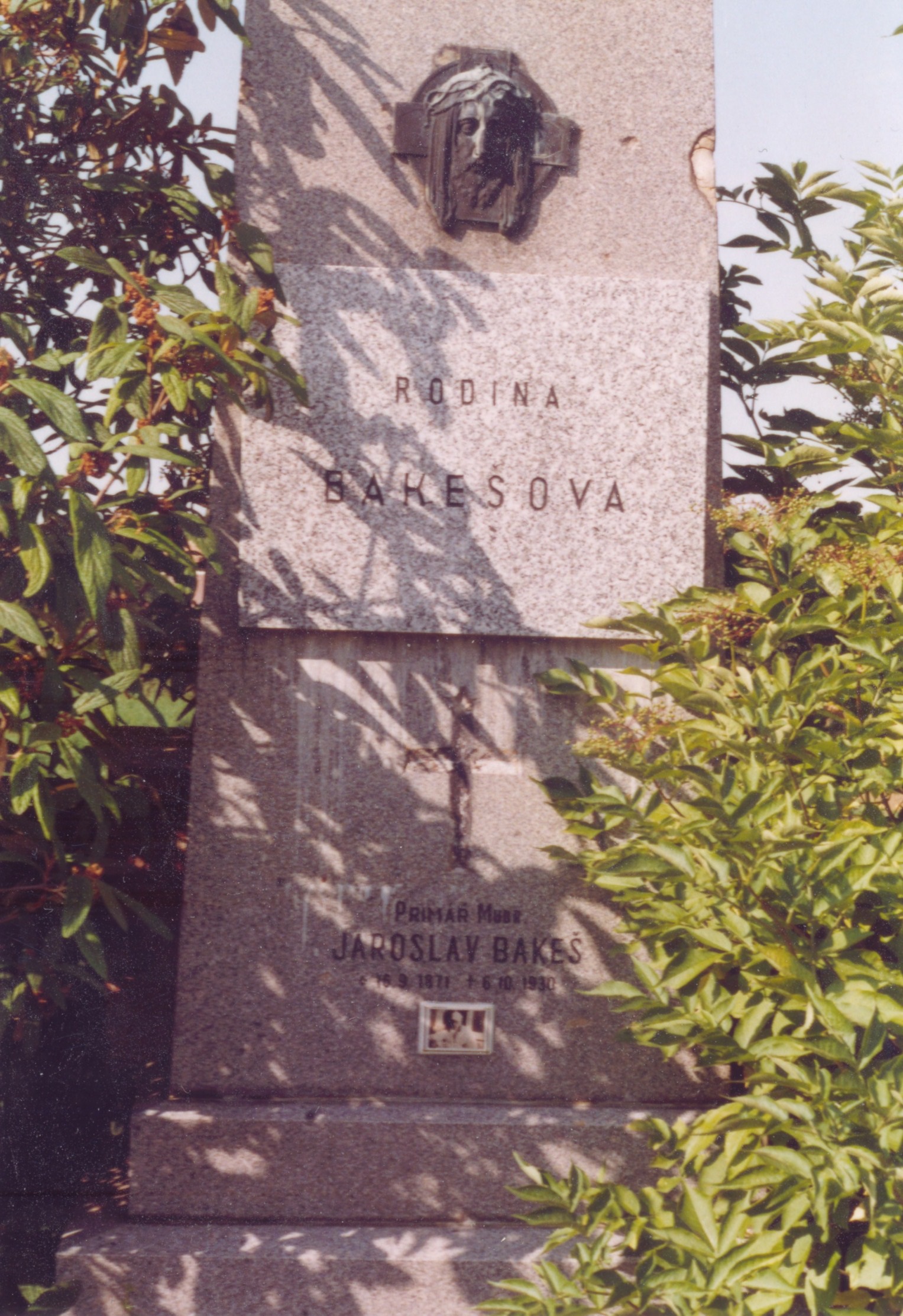 Rodinný hrob Bakešů na místním hřbitově v Ořechově u Brna