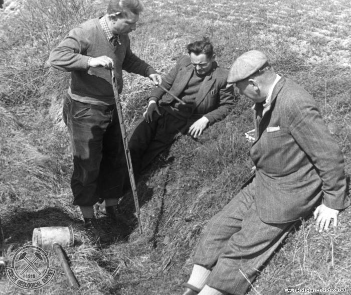 Vojtěch Ambrož při vytahování sondovací tyče v okolí Pohodnice, uprostřed řidič Bachor, vpravo dr. Svoboda, 1951.