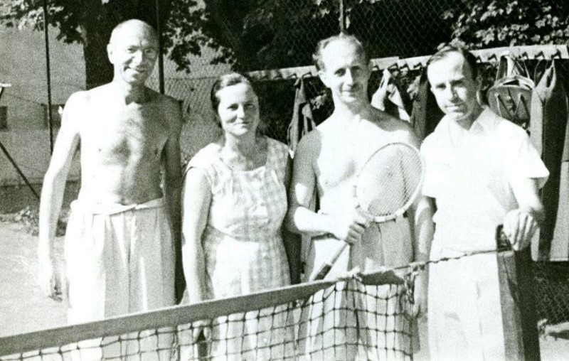 Jan Bečka při tenise (vlevo)