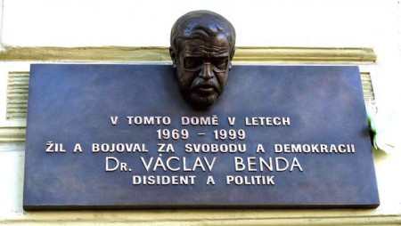 Pamětní deska na domě, kde žil Václav Benda, Karlovo náměstí Praha