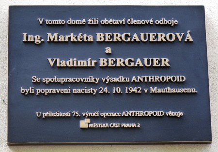 Pamětní deska na domě v Italské ulici v Praze, kde žili manželé Bergauerovi