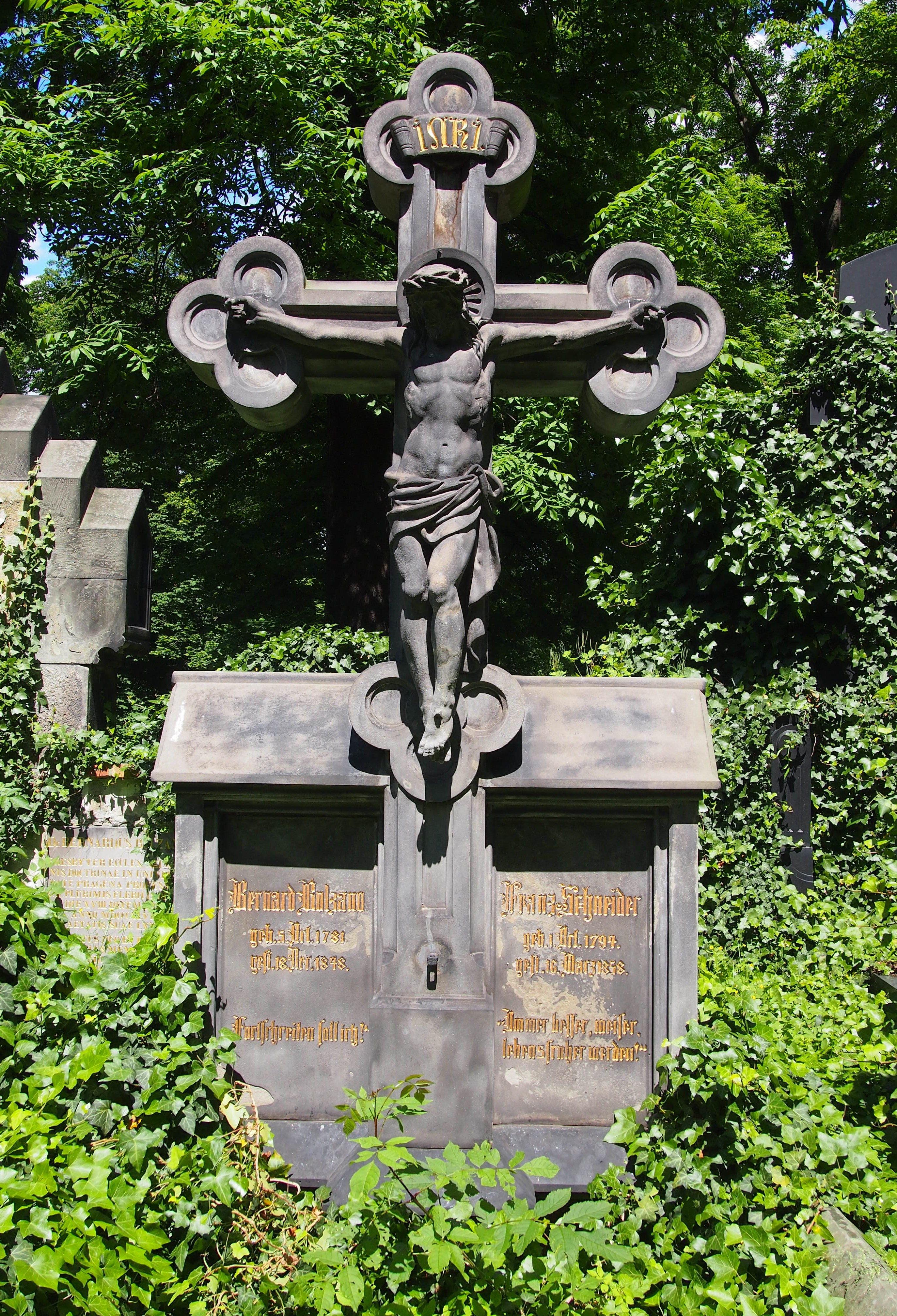 Hrob Bernarda Bolzana na Olšanských hřbitovech v Praze