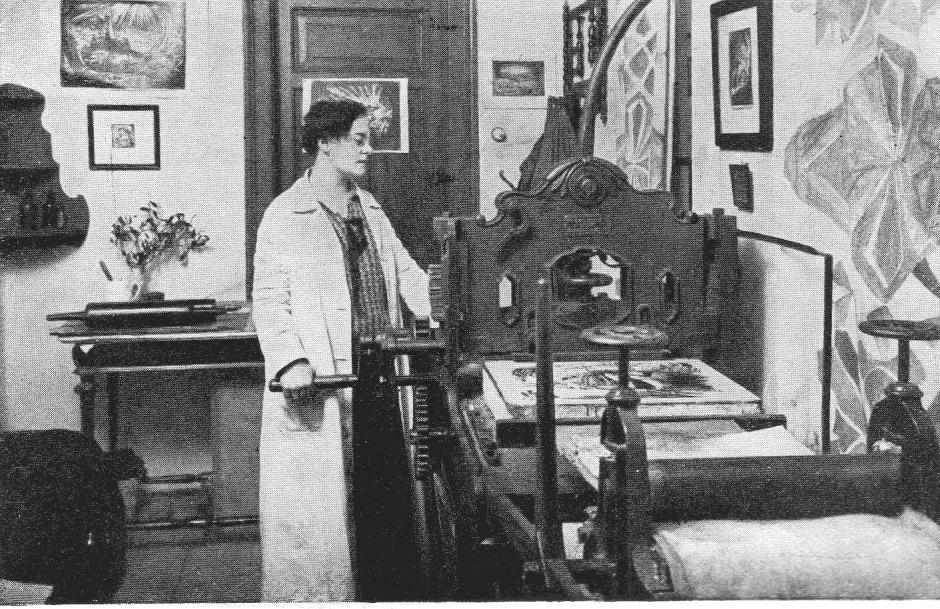 Helena Bochořáková-Dittrichová ve svém ateliéru, 1923
