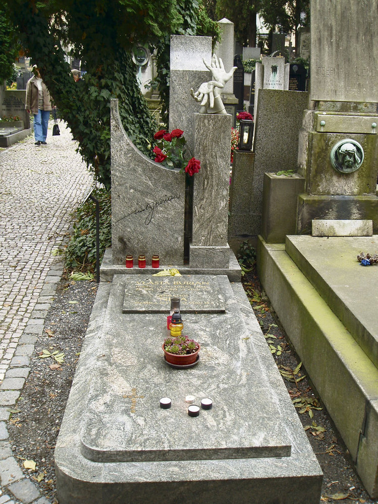 Hrob Vlasty Buriana na Vyšehradském hřbitově v Praze