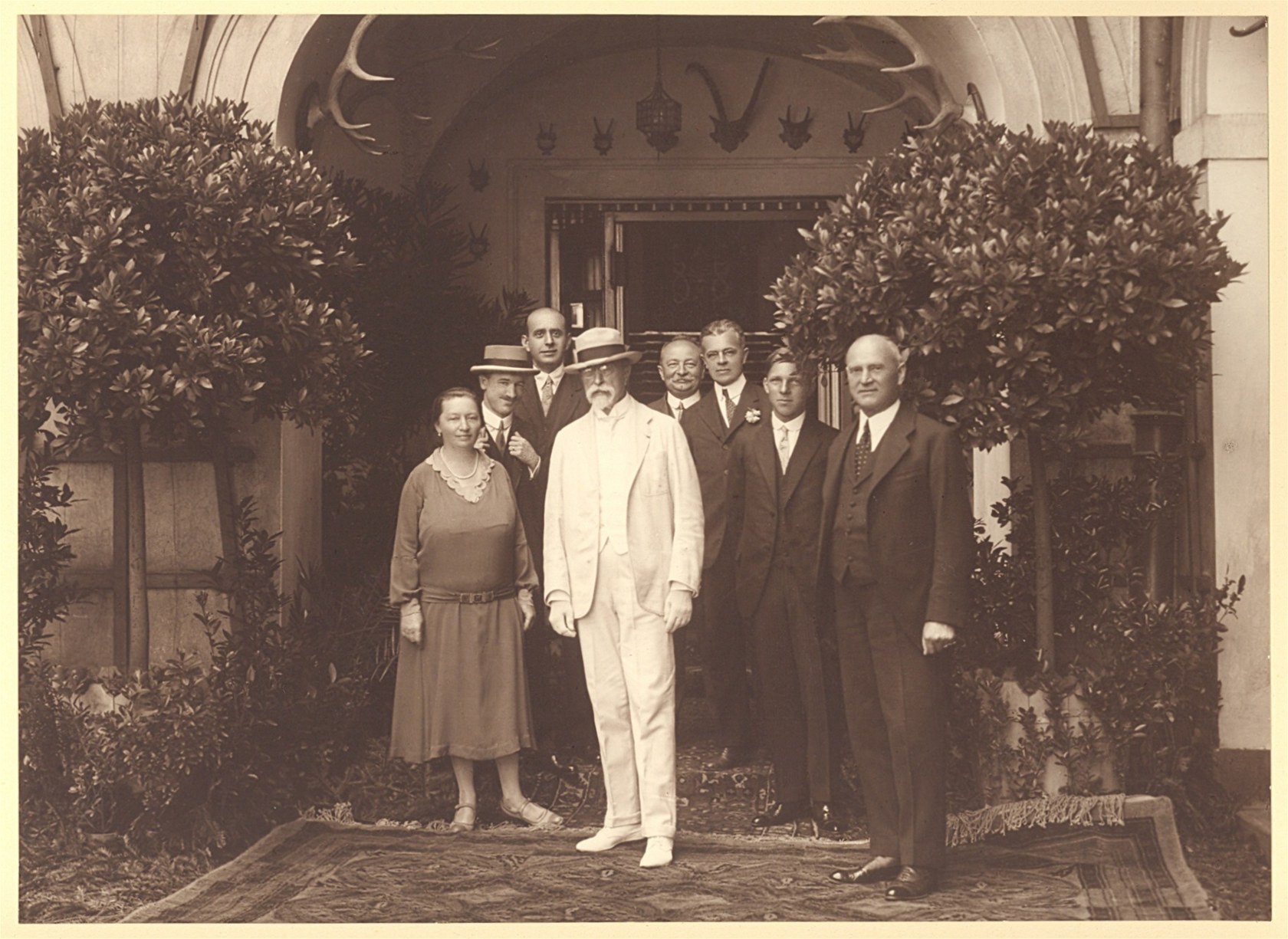 Edvard Beneš, Jan Masaryk, T. G. Masaryk spolu s dalšími na zámku v Novém Městě nad Metují, 1926
