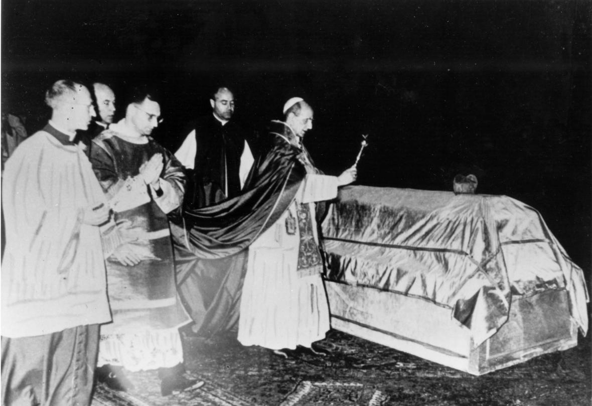 Papež Pavel VI.žehná ostatkům kardinála Josefa Berana