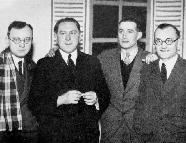 Před premiérou Nezvalovy komedie "Milenci v kiosku" ve Stavovském divadle (zleva M. Ponc, V. Nezval, B. Feurstein, J. Frejka), 1929