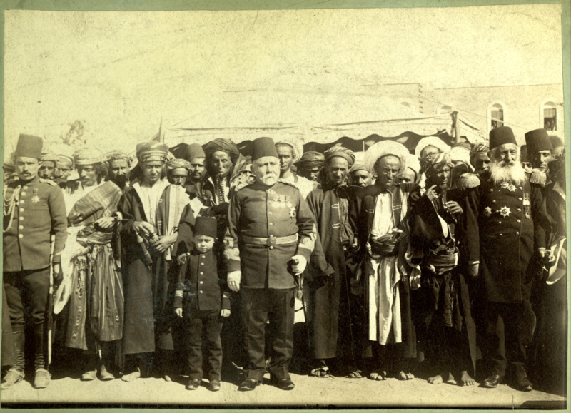 Skupina mužů v Jemenu na fotografii E. Glasera