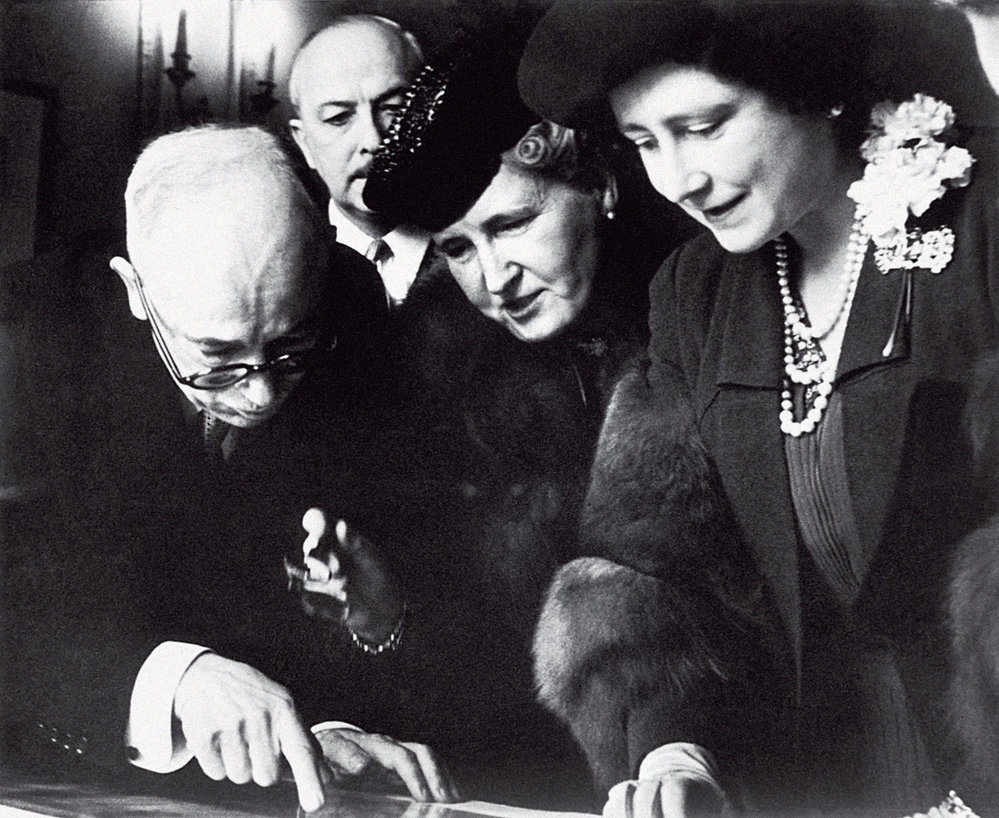 Manželé Benešovi s královnou Alžbětou na výstavě Václava Hollara v Londýně, 1942