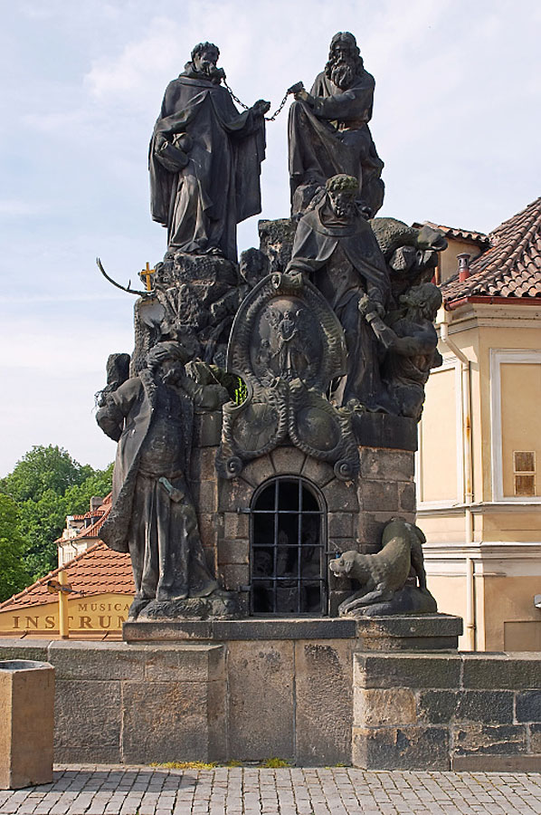 Sousoší sv. Jana z Mathy se svatým Felixem z Valois a blahoslaveným Ivanem na Karlově mostě