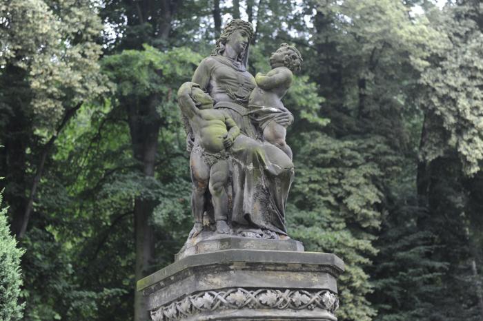 Plastika na náhrobku rodiny Josefa Ochmana na hřbitově v Hranicích. Plastiku vybudoval A. T. Beck v roce 1865.