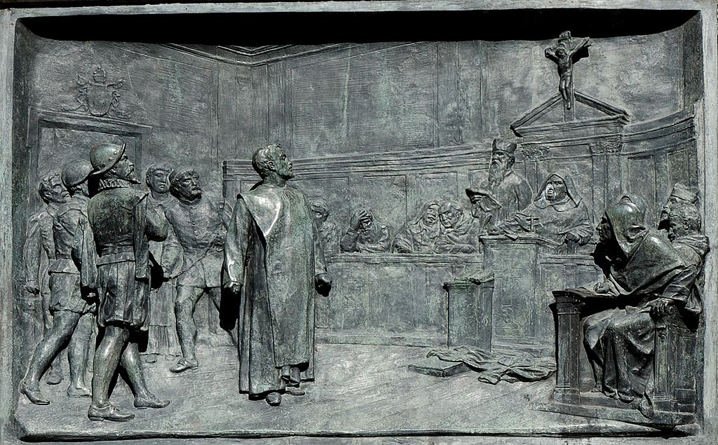 Reliéf zobrazující proces s Giordanem Brunem umístěný na pomníku na Campo de' Fiori v Římě