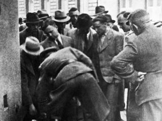 Karel Čurda při identifikaci těl parašutistů před kostelem v Resslově ulici v Praze, 1942