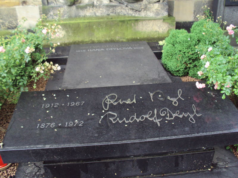 Hrob R. Deyla na Vyšehradské hřbitově
