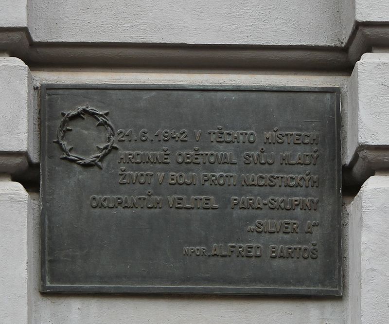 Pamětní deska Alfréda Bartoše ve Smilově ulici v Pardubicích