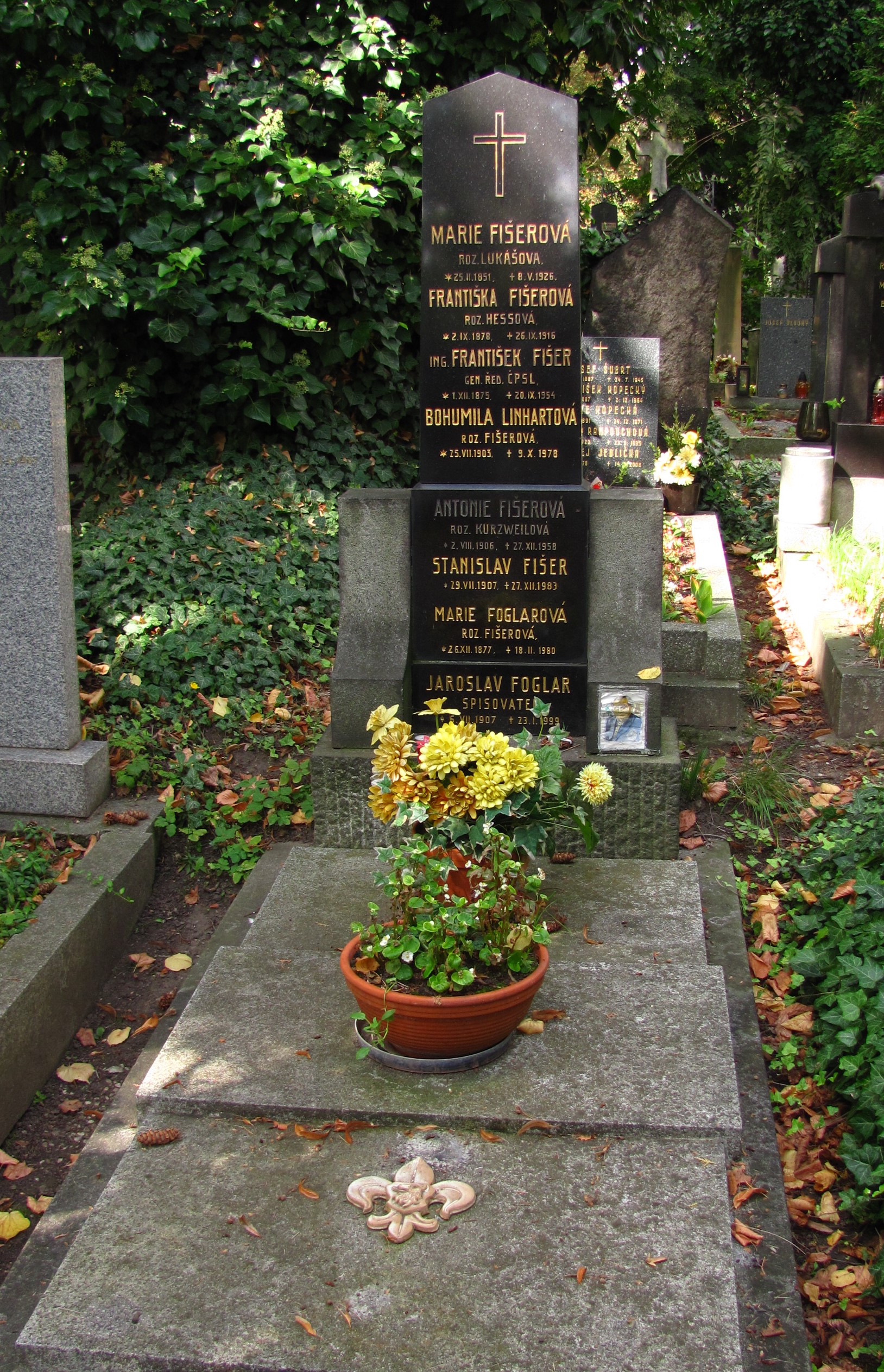 Hrob Jaroslava Foglara na Vinohradském hřbitově v Praze