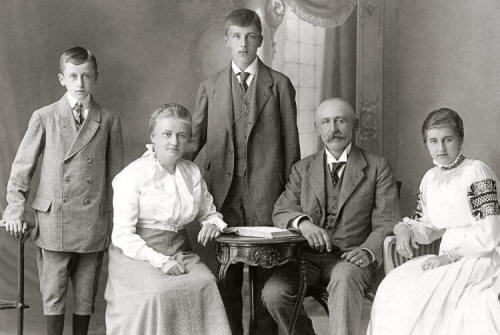 Vladimír Bouček (uprostřed) s rodiči a sourozenci