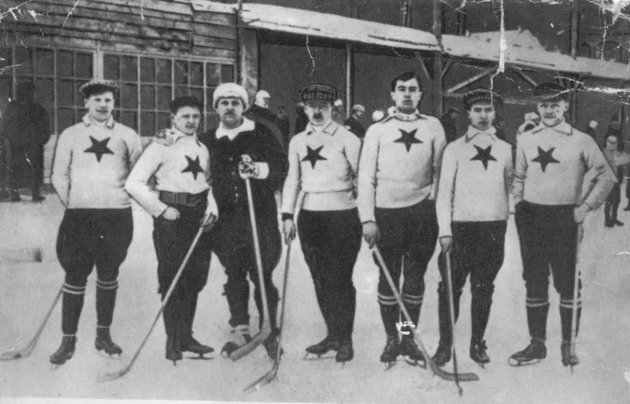 Český hokejový tým, 1909 (zleva O. Vindyš, B. Hammer, J. Gruss, J. Fleischmann, J. Jarkovský, J. Palouš a C. Malý)