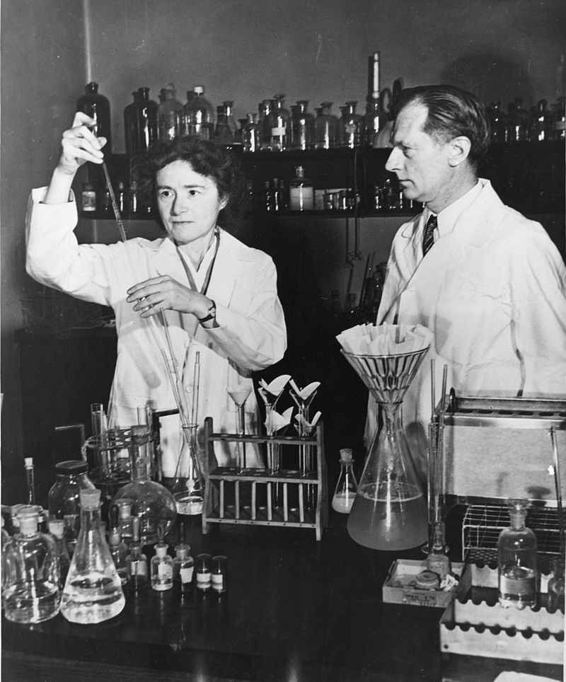 Carl Ferdinand Cori s manželkou Gertou v laboratoři v USA